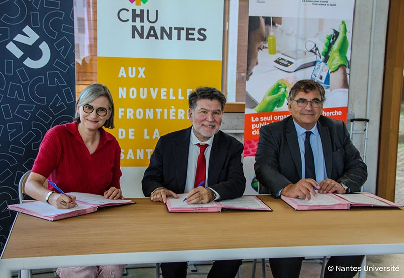 Accélérer la recherche en santé : Nantes Université, le CHU et l’Inserm signent un contrat partenarial inédit et novateur